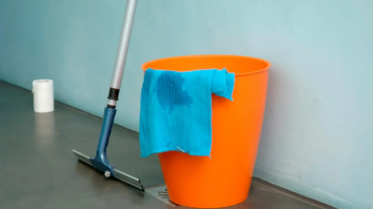 Чим помити підлогу прості та безпечні рецепти для чистоти без розводів