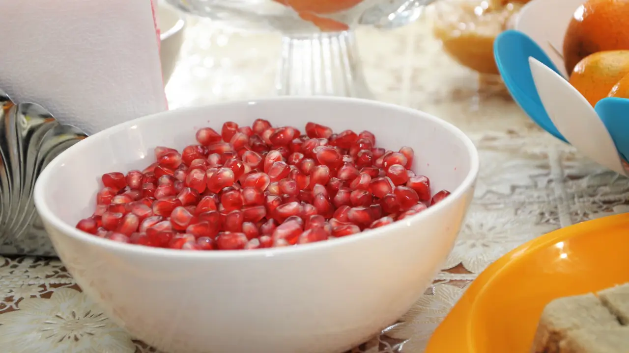 как очистить гранат ложкой над миской с водой