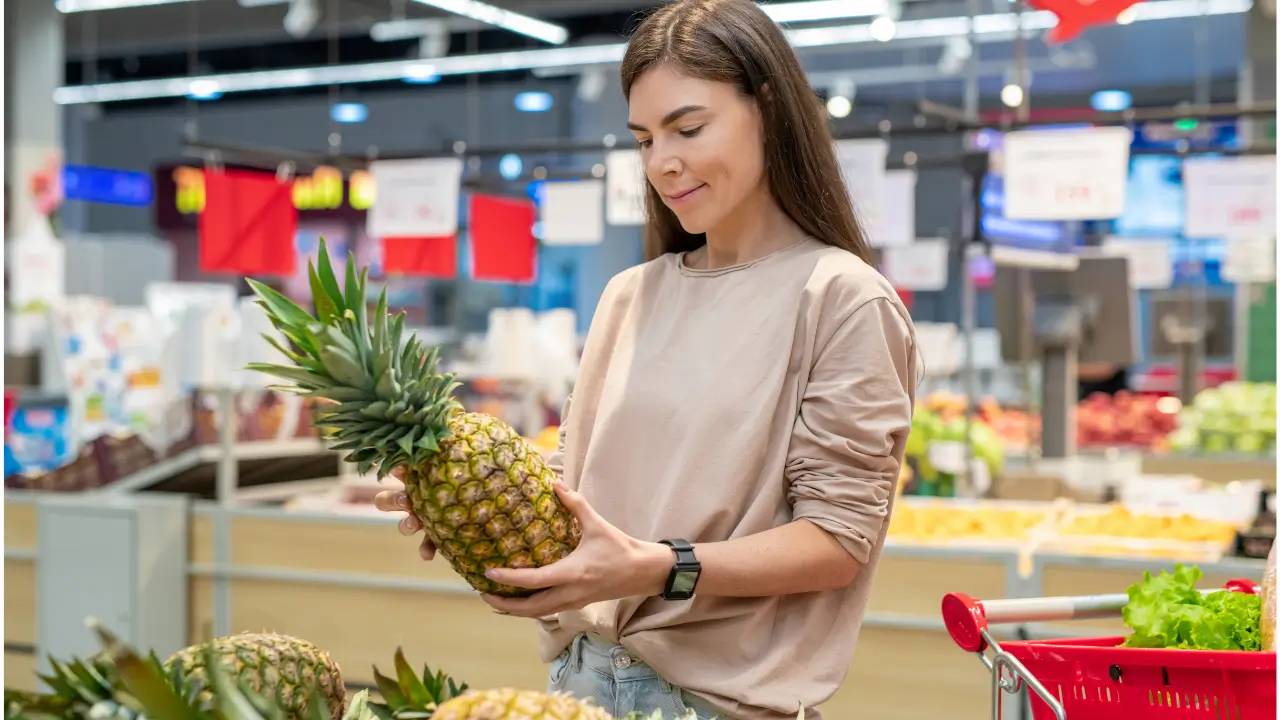 Как выбрать ананас, чтобы чистить было легко