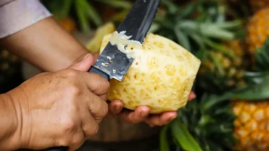 Як чистити ананас без зайвих зусиль мій улюблений лайфхак із пляшкою і ложкою